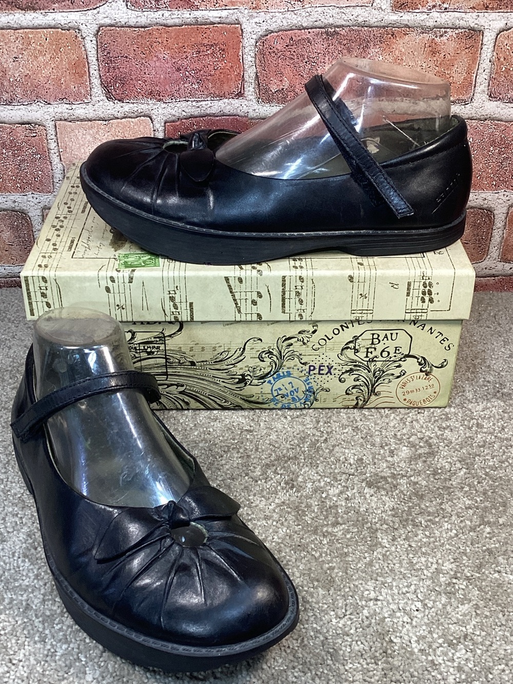 Earth Footwear Able womens black Mary Jane Flats size 7.5